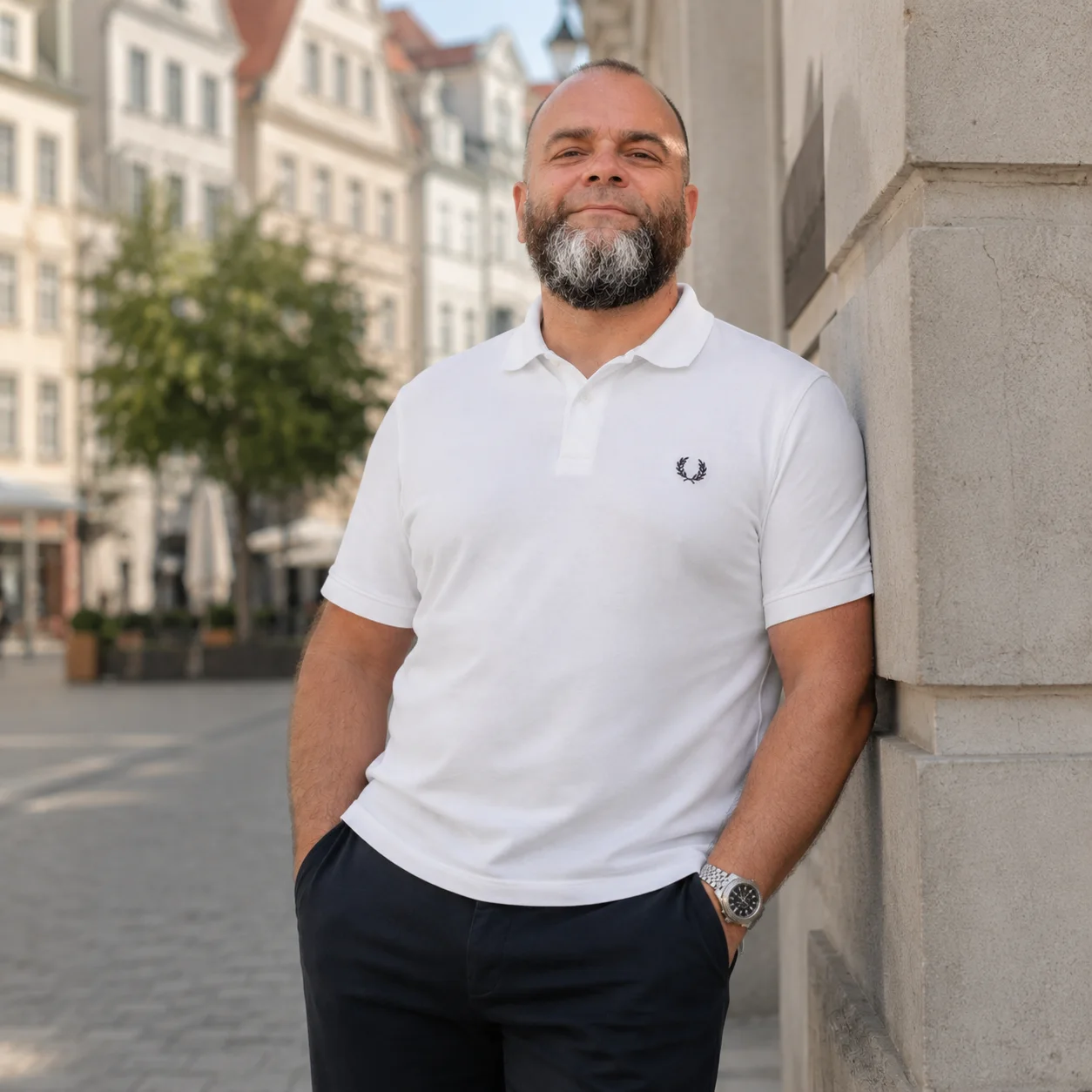 Martin Wirth vor einer städtischen Häuserzeile